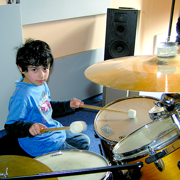 Kind am Schlagzeug